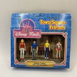 Vintage Disney World Town Square Friends “Family” *RARE* New In Box